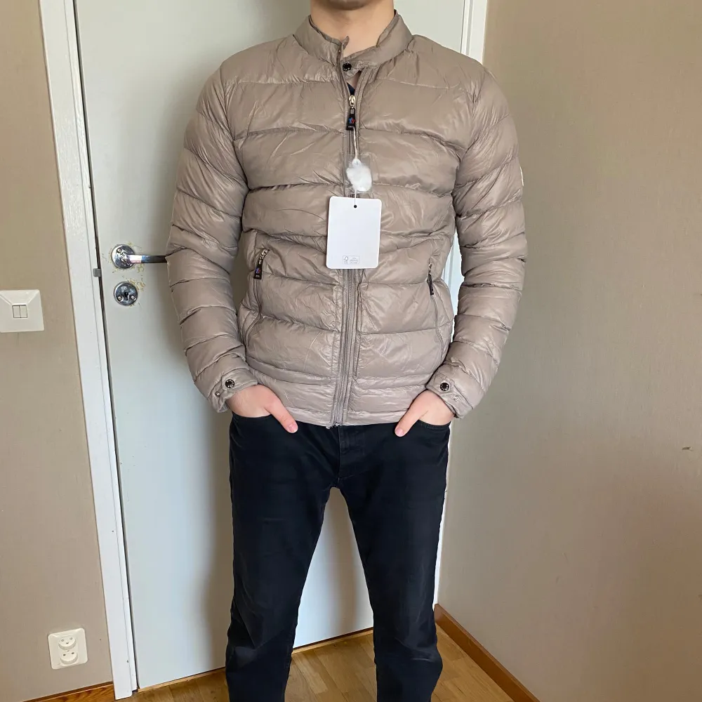 Säljer en snygg beige dunjacka från Moncler. Jackan har en quiltad design med långa ärmar och dragkedja framtill. Perfekt för vindiga dagar som nu och ger en stilren look. Finns i alla storlekar från S-XXL. Vid frågor är det bara skriva 😊. Takit.