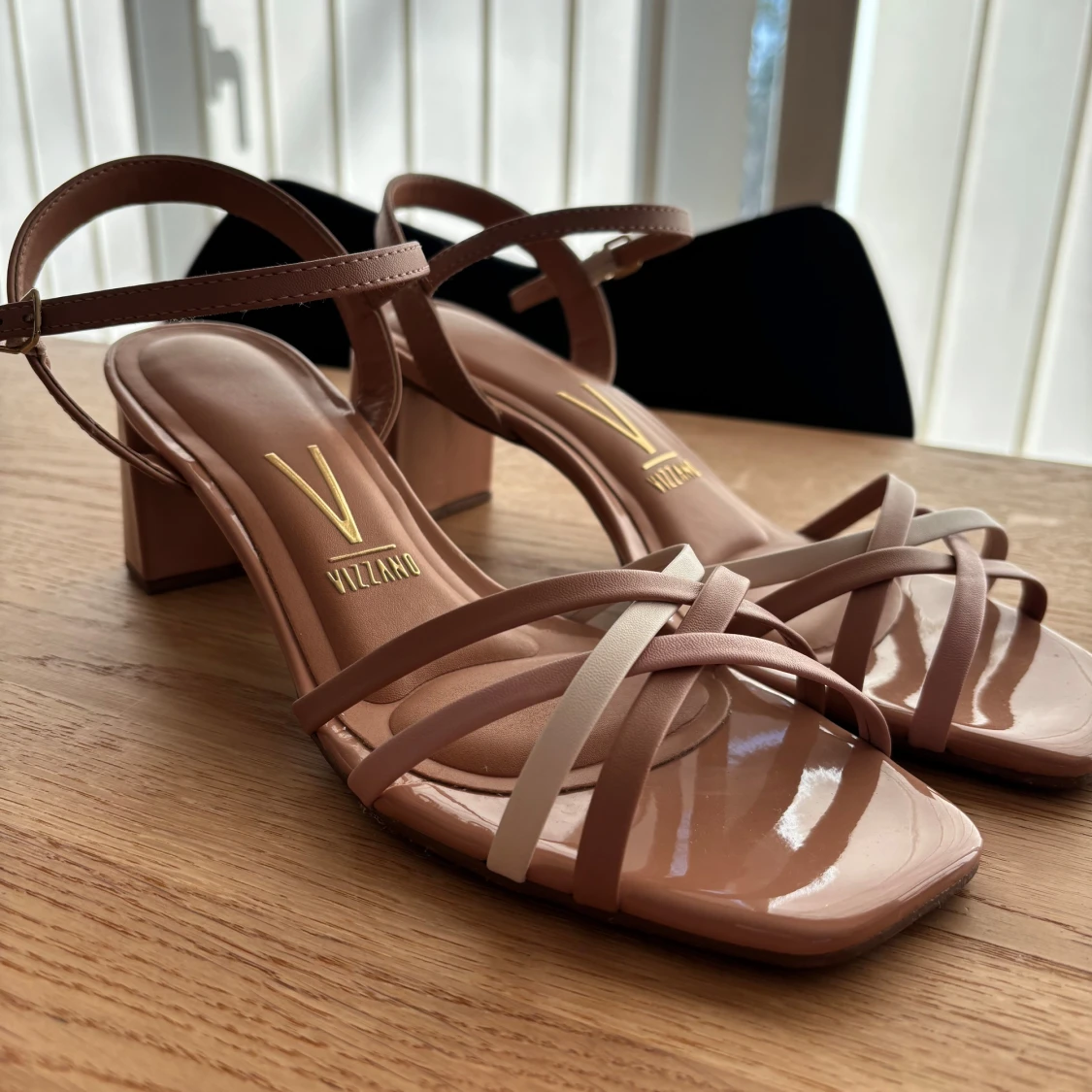 Beige sandaler med klack