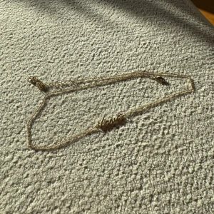 Guldhalsband med 'love'-berlock - Elegant guldhalsband med en fin 'love'-berlock. Perfekt för att ge en personlig touch till din stil. Kedjan är tunn och smidig, vilket gör den lätt att bära varje dag.