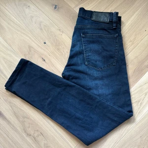 Polo Ralph Lauren jeans - Säljer dessa snygga blå jeans från Polo Ralph Lauren i Slim fit och storleken 29/32. Skick 8/10. Orginal pris - 1700kr Vårat pris - 379kr. Priset är ej hugget i sten! Skriv vid minsta lilla fundering!🙌