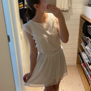 Vit klänning med volangdetaljer - Så söt klänning! Perfekt för skolavslutning💞 säljer för använder den inte💞 knappt någon enstaka gång💞