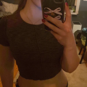 Brun ribbad topp från h&m - Säljer en brun ribbad topp från h&m.