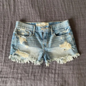 Blå jeansshorts från Abercrombie & Fitch - Säljer ett par snygga blå lågmidjade jeansshorts från Abercrombie & Fitch. Midjemått 73. Dessa är super fina🩵