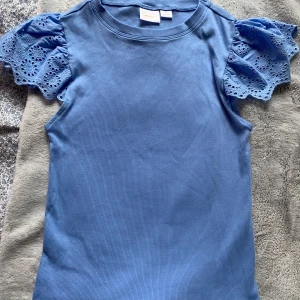 Blå tröja från Gina Tricot - Säljer en söt blå topp från Gina Tricot med spetsärmar. Helt oanvänd!🩷💙