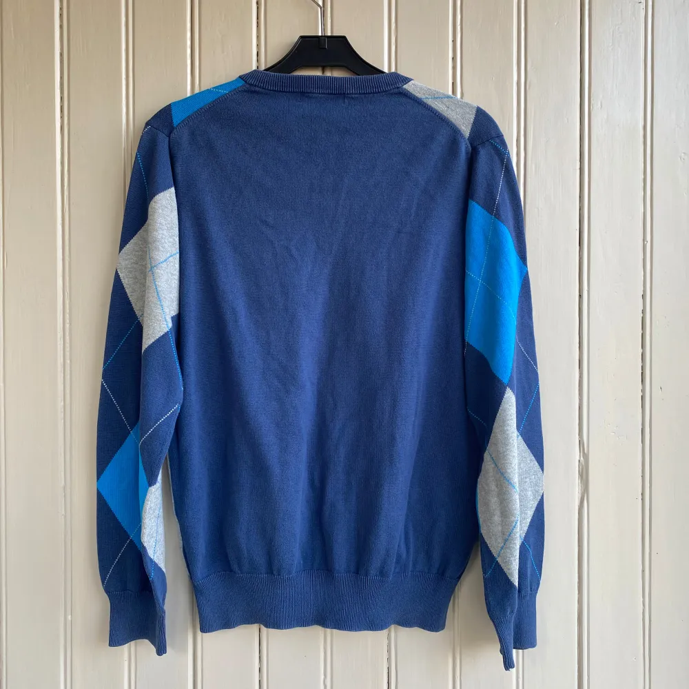 En Lyle  & Scott i mycket fint skick. Inga skavanker eller fläckar. Perfekt inför sommarkvällar.   Måtten är ca 60 i längd och 40 i axelbredd.   Om du har några frågor tveka inte på att skriva!💬. Neuletakit & Villapaidat.