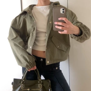 Grön jacka Zara  - Grön jacka från Zara. Supersnygg nu till våren. Hör av er om ni är intresserade 💖