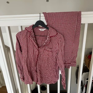 Rutigt pyjamas set - Bra skick, aldrig använt endast tvättat en gång + därav ingen prislapp