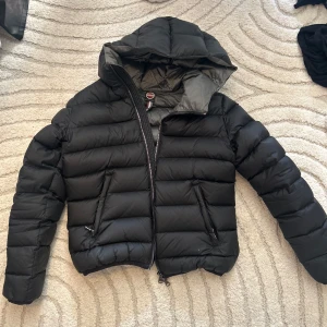 Svart dunjacka från Colmar - Säljer en snygg svart dunjacka från Colmar. Helt oanvänd och utan defekter.   Nypris: 4995 kr  Priset kan diskuterar:) 