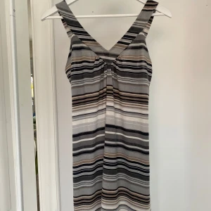 Randig klänning - Säljer en randig klänning med V-ringning! Bra skick och pris kan diskuteras😊