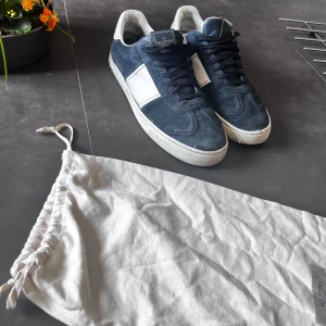 Valentino flycrews  - Valentino flycrews mocka med marinblå som färg . Storlek 42 kan 43 också dem är använda men inga större skador. Förutom sömen runt skon som har börjat losstna i fram men de är bara dra åt den hos skomakare, en nit borta annars bra 