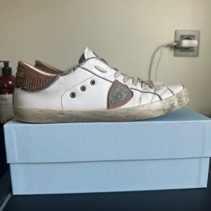 Phillpe model skor🙌🏽 - Jättefina phillpe model skor i bra skick, de ändå slitningarna/defekterna på skorna är inuti sulan vilket inte påverkar skornas  effekt på något sätt. Alltså bara lite skrappigt innanför. |Box ingår inte| Skorna kostar ungefär 3500 och är riktigt populära. Pruta och lägg gärna prisförslag! (Skriv för mer bilder)  Mvh Liam!🙌🏽😇