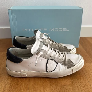 Philippe model - Goa Philippe Models som är väl använda men i gott skick.          Passar också stl 41      Skick 5/10            .            Skicka gärna om du har frågor eller vill ha fler bilder!          