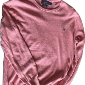 Rosa tröja från Polo Ralph Lauren - Säljer en stilren rosa tröja från Polo Ralph Lauren i Pima bomull. Tröjan har slim fit passform. Pris 349kr, perfekt för sommaren!