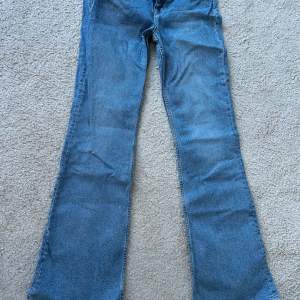 Säljer ett par snygga blå bootcut jeans från Zara. tillverkade i ett bekvämt denimtyg.