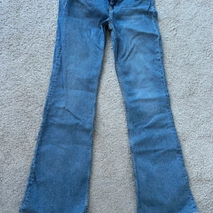 Blå bootcut jeans från Zara - Säljer ett par snygga blå bootcut jeans från Zara. tillverkade i ett bekvämt denimtyg.