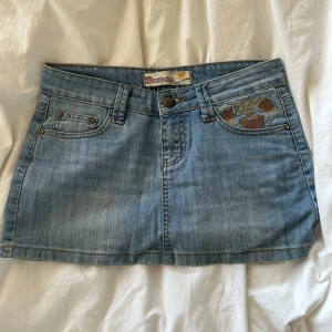 Jeanskjol med broderi - Cool jeanskjol perfekt inför sommaren. Liknar lite victoria beckham med broderierna!🩷