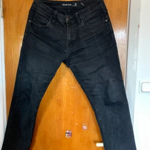 Svarta jeans från Indicode - Snygga svarta jeans från Indicode. Cool design inuti.