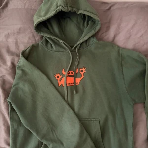 Toy machine hoodie - Grön toy machine hoodie, relativt använd men inga defekter.