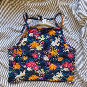 Blommig top - Somrigt linne från divided köpt från depop 