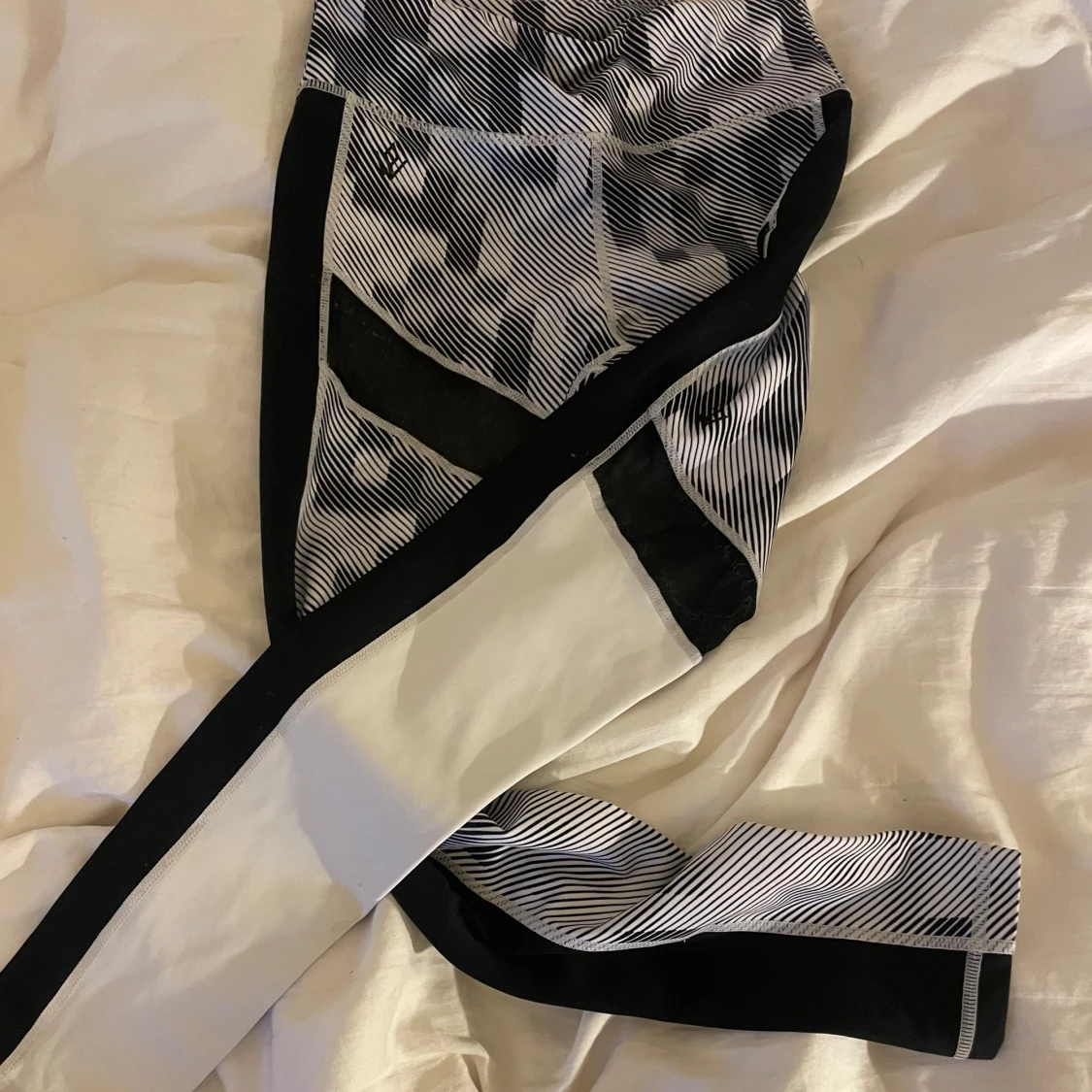 Svartvita leggings med mönster