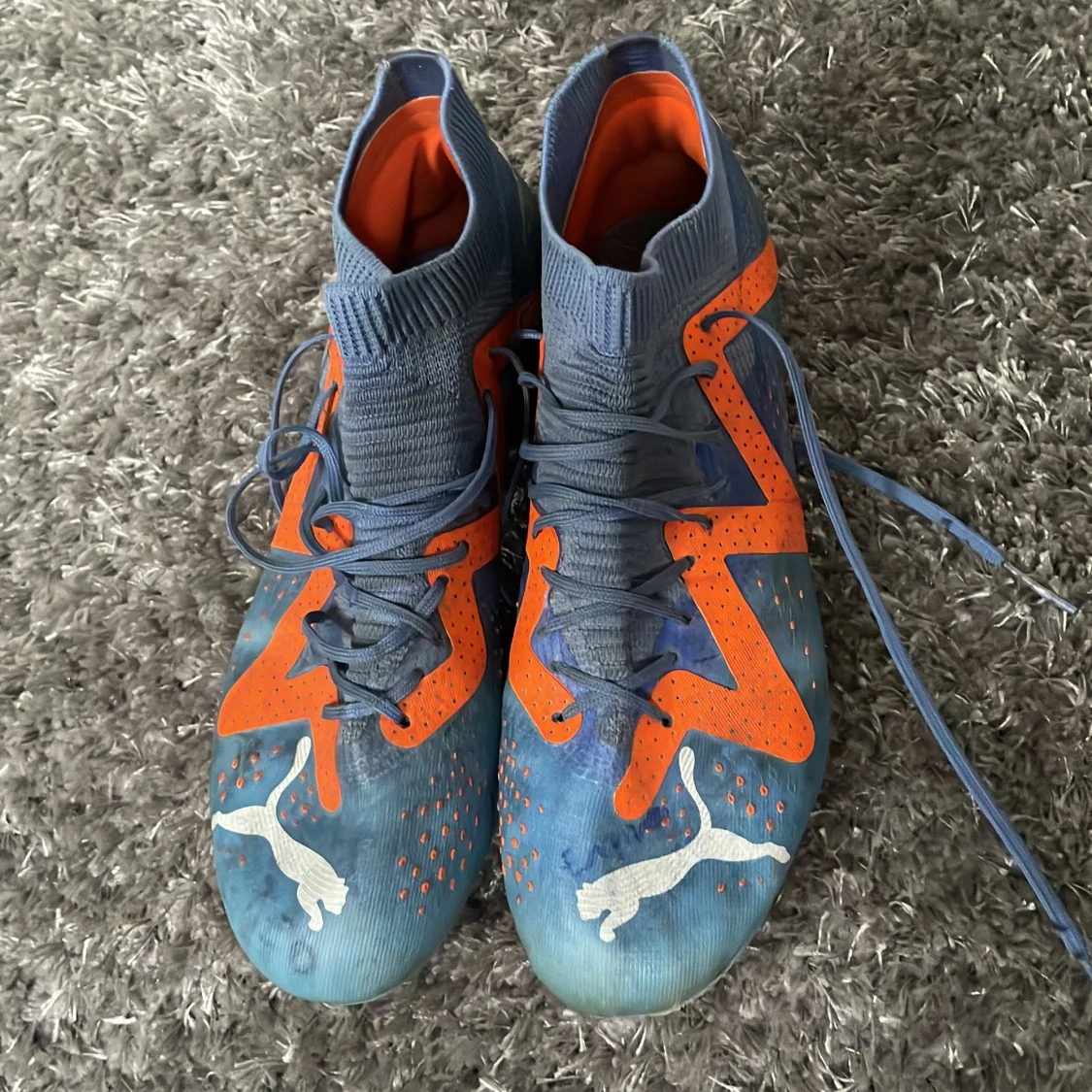 Blå och orange fotbollsskor från Puma