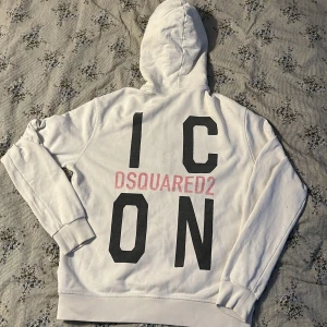 Vit zip hoodie från Dsquared2 - Storlek 14Y men passar xs. Använt skick därför säljer den för detta pris.