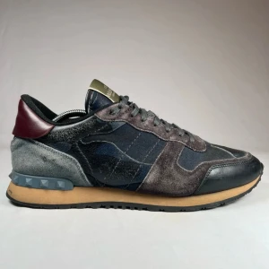 Valentino Rockrunner sneakers i storlek 45 - En par valentino rockrunners som passar i både vinter och sommar