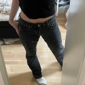 Svarta jeans - Svarta low waist straight jeans. Jätte fina och sköna. Har små tecken på slitningar ex vid backfickan❤️💞