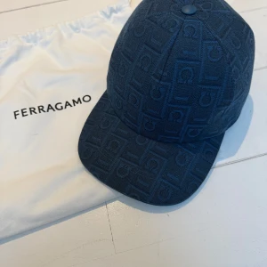 Ferragamo Keps ”Gancini” - Köpt på Miinto.se för 3100kr. Kvitto samt äkthetsbevis finns. Inget tecken på användning. Först till kvarn!