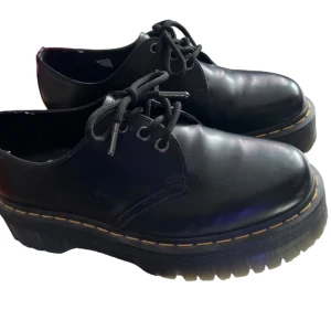 Dr. Martens  - Dr. Martens med platå, använda endast en gång, storlek 41