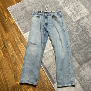 Ljusblå jeans från Vailent - Säljer ett par ljusblå jeans från Vailent i storlek M. De har en klassisk straight fit och är tillverkade i denim. Perfekta för en avslappnad stil.                        Skick 7/10