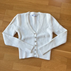 Tröja/kofta  - Super fin tröja/kofta från Zara som är lite figursydd! Knappt använd! 🤍