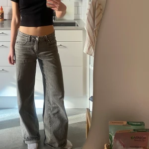 Low wide jeans - Grå mid/low waist jeans från Gina Tricot. Modellen heter Low wide. Strl 32. Jag är 168 och har vanligtvis 34 och dessa sitter bra på mig. Använda 2 gånger. Köpta för 500kr. 