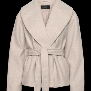 Beige kappa  - Säljer min super snygga kappa från Vero Moda då den tyvärr ej kommer till användning längre.