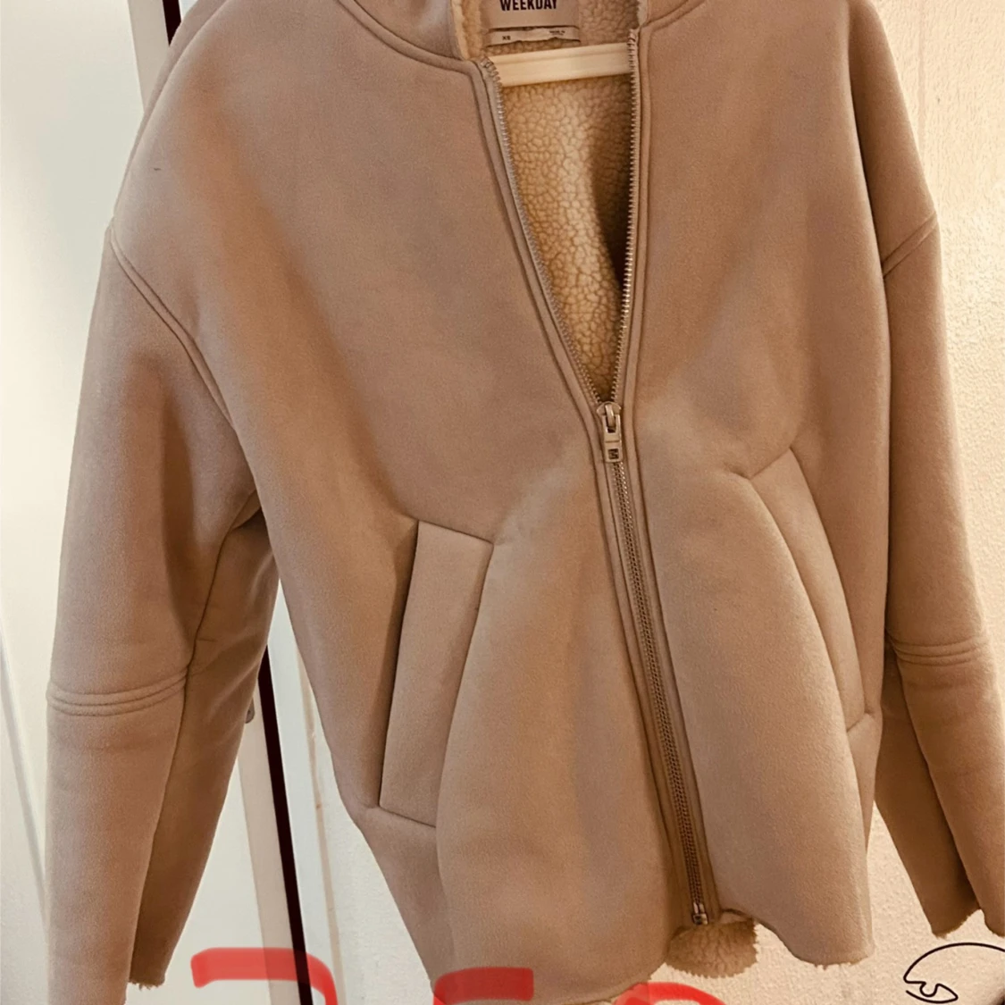 Beige jacka från Weekday