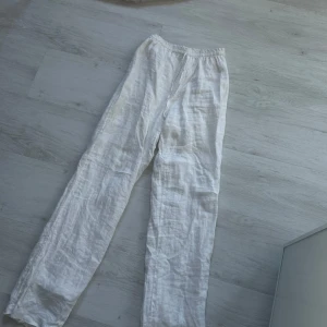 Vita linnebyxor - Vita linnebyxor i fint skick från design by si. Högre i midjan men väldigt smickrande. Storlek S, normala i storleken. 350kr + ev frakt, finns i djur/ rökfritt hem! 
