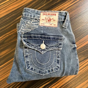 True religion jeans - Lågmidjade true religion jeans. Jag har endast använt dessa en gång och de har inga defekter alls. Köptes för 1600 och säljer för 1200 men pris kan diskuteras 🩷