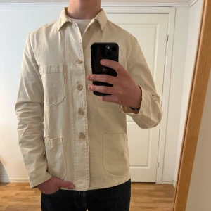 Aspesi Overshirt vit  - Säljer denna sjukt snygga Overshirten från Aspesi⭐️ Färgen är vit och storleken är L✅Nypris 4 600kr🙌En defekt på kragen i form av missfärgning förekommer men syns inte när man har på sig den🙌🤝 Sjukt najs passform och passar perfekt som vår och sommarjacka☀️🙌 Tveka inte på att höra av er dig vid minsta fråga eller fundering😊