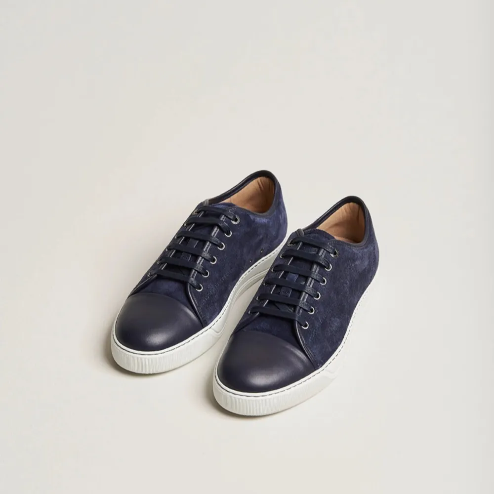 Ett par blåa lanvin cap toe i storlek 40 men passar 40-41,5, köpte dem på nk för 4800 för 2 år sedan, dem är väldigt slitna därav priset. Hör av er. Har kvitto. ❗️Bilder på skorna kan skickas vid förfrågan❗️. Kengät.