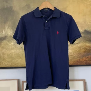 Ralph Lauren Piké - Säljer en snygg Piké från Ralph Lauren, perfekt till sommaren☀️ | Skick: 8/10 Storlek: S | Mått: Axelbredd: 41cm Axel till midja: 61cm Ärmen: 19cm | Nypris: 1595kr Mitt pris: 389kr | Tveka inte på att ställa frågor privat!💯