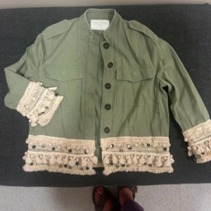 Zara jacka - Fin grön zara jacka i super skick. Använd 2 gånger. Storlek M