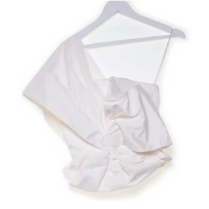 Vit oneshoulder topp - Säljer en stilren vit oneshoulder topp med volangdetalj och dragkedja bak. Perfekt för en elegant look.