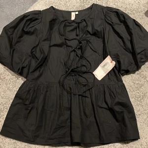 Blus topp - Så snygg ballong ärmad topp från Nelly med prislapp på!! Inga defekter 