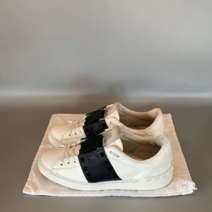 Valentino Opens - Tja, säljer nu dessa sjukt snygga Valentino opens, skorna är i mycket bra skick, dustbag medföljer, tveka inte att höra av er!!