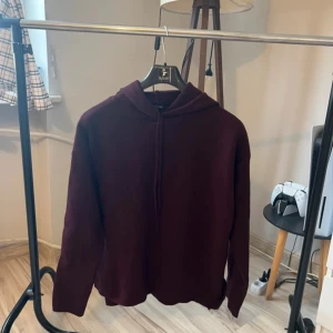 Vinröd hoodie från Massimo Dutti - Säljer en schysst vinröd hoodie från Massimo Dutti. 9/10 i skick. Strl: M, passar även S. Hör av er vid yttligare frågor!