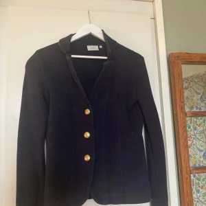 Mörkblå kofta med guldknappar - Varm!