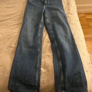 Blå jeans från Karve - Säljer ett par klassiska blå jeans från Karve. De har en rak passform och är tillverkade i denim med en snygg tvätt. Perfekta för en avslappnad stil. 🌀