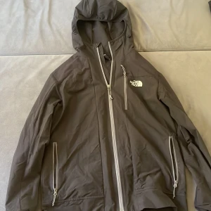 The north face vind jacka  - En north face jacka i storlek M. Har ett litet hål i vänstra ficka. Använder inte jackan längre därför la ja ut den fråga gärna om de e något ni undrar över eller om ni vill ha mer bilder!!!!