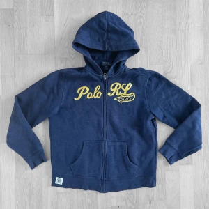 Ralph Lauren Zip Hoodie - Säljer en unik Polo Ralph Lauren zip hoodie. Den är i väldigt bra skick och sitter i strl Xs. Hör gärna av er vid frågor eller funderingar!!