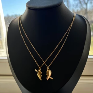 Maria Nilsdotter you and me inspererat halsband  - Inspererat halsband av Maria Nilsdotter. Två matchande guldhalsband med delade hjärthängen. Perfekt för att dela med en vän eller partner. Kedjorna är 40cm med går att förlänga med ytligare 5 cm. Vid mer frågor är det svar att höra av sig ☺️